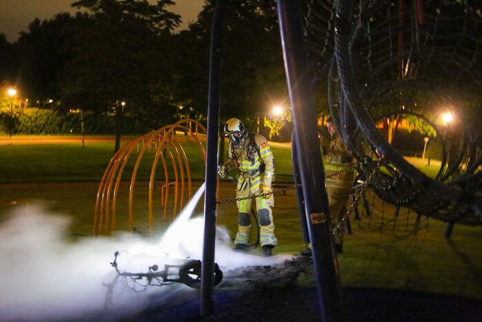 Brandweer blust brandende deelscooter van Go-Sharing