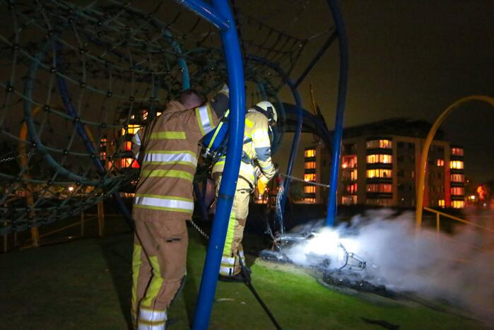 Brandweer blust brandende deelscooter van Go-Sharing