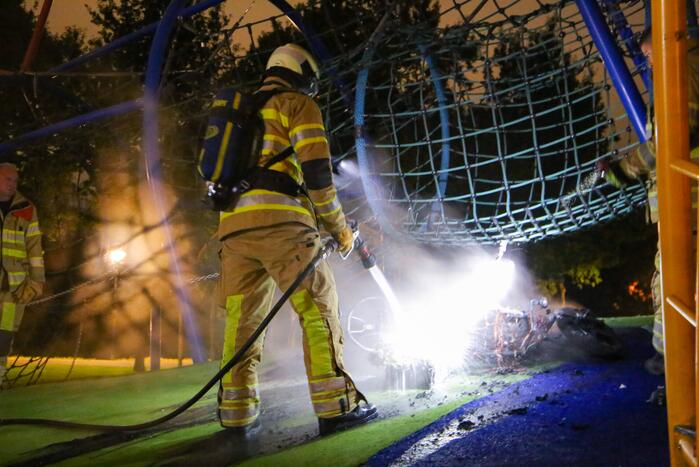 Brandweer blust brandende deelscooter van Go-Sharing