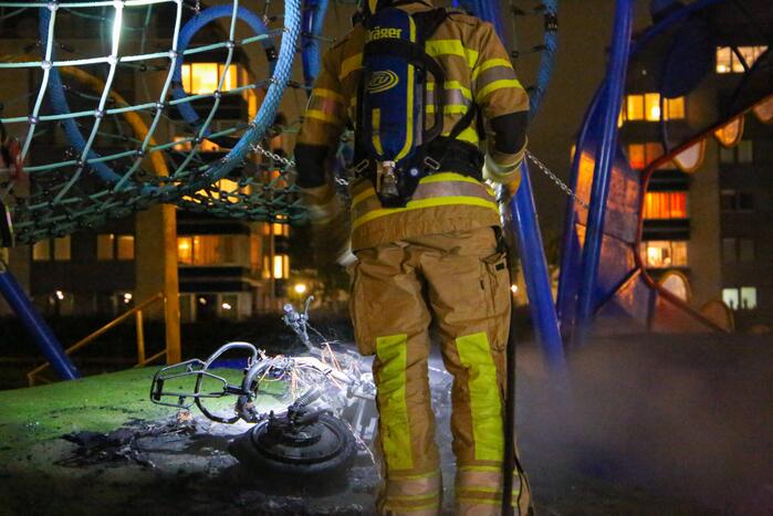 Brandweer blust brandende deelscooter van Go-Sharing