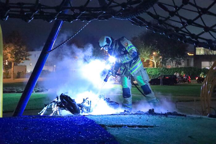 Brandweer blust brandende deelscooter van Go-Sharing