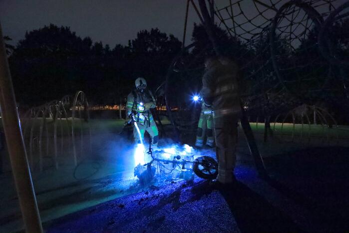 Brandweer blust brandende deelscooter van Go-Sharing