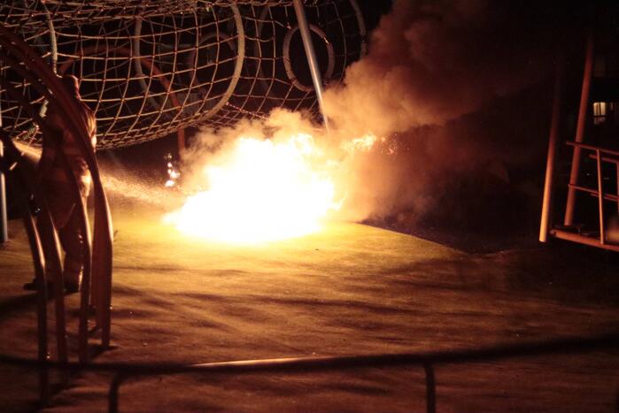 Brandweer blust brandende deelscooter van Go-Sharing