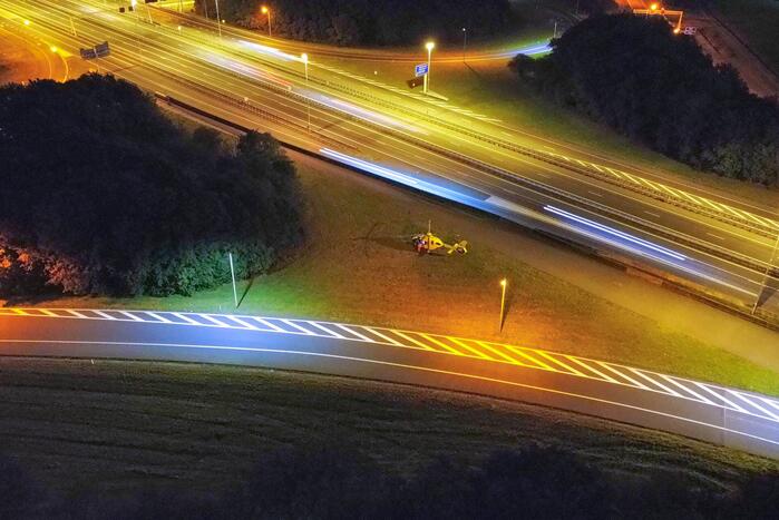Traumahelikopter landt voor rendez-vous op A28