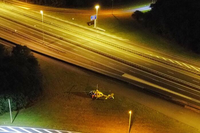 Traumahelikopter landt voor rendez-vous op A28