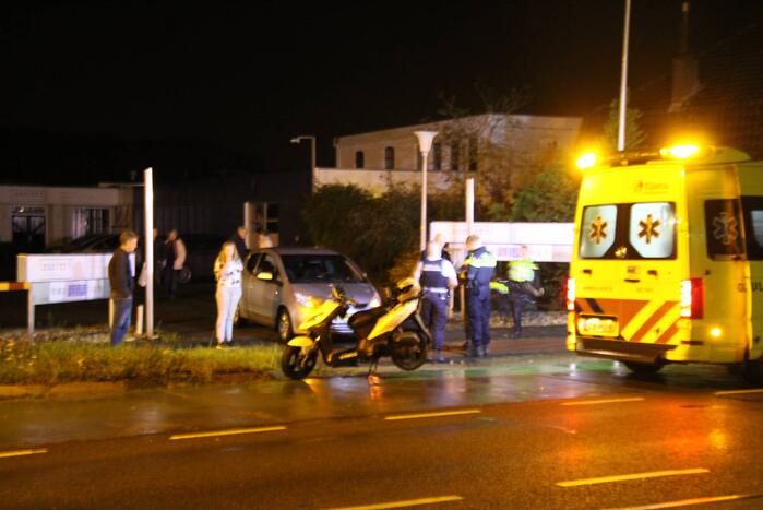 Personenauto in botsing met bromfietser