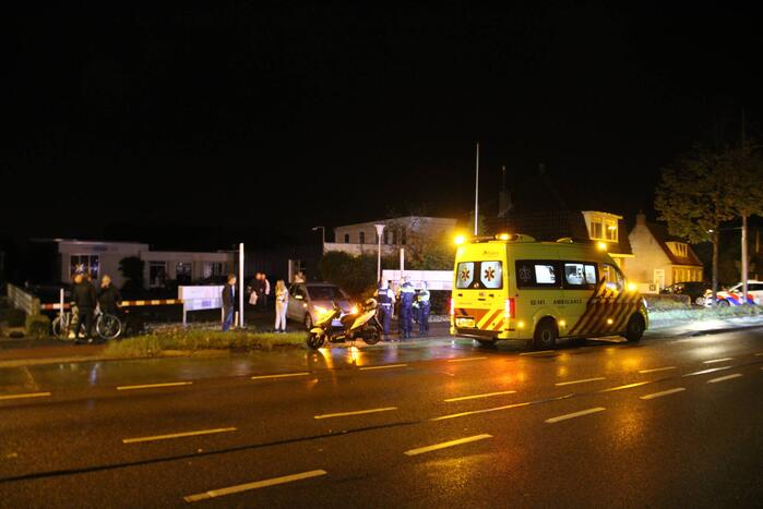 Personenauto in botsing met bromfietser