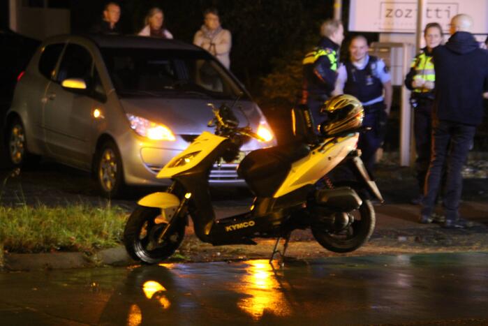 Personenauto in botsing met bromfietser