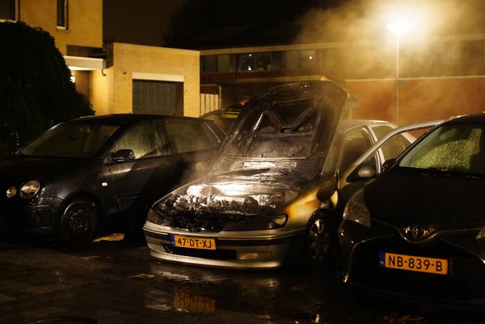 Brand in motorcompartiment van auto