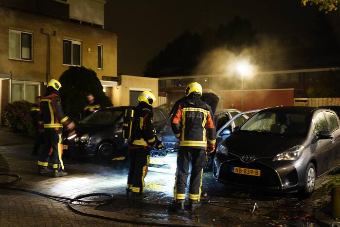 Brand in motorcompartiment van auto