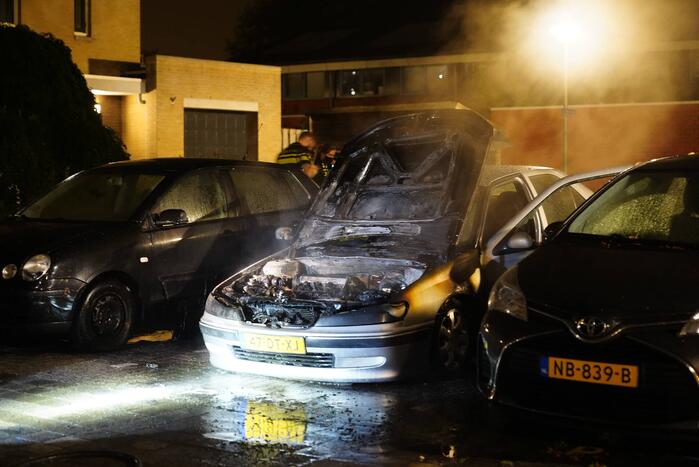Brand in motorcompartiment van auto