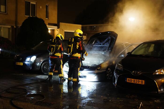 Brand in motorcompartiment van auto