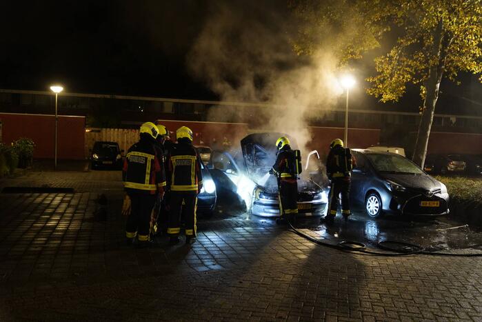 Brand in motorcompartiment van auto