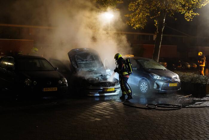 Brand in motorcompartiment van auto