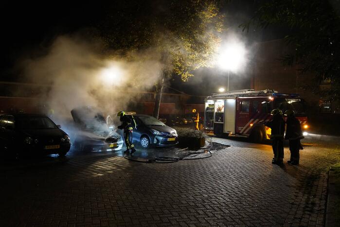 Brand in motorcompartiment van auto