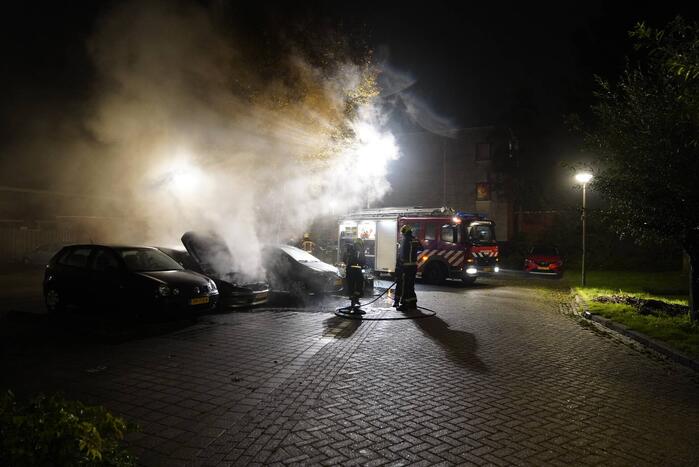 Brand in motorcompartiment van auto