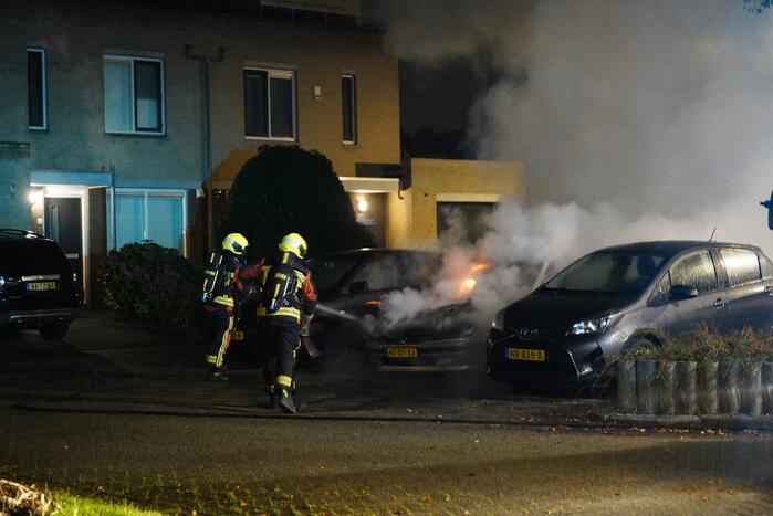 Brand in motorcompartiment van auto