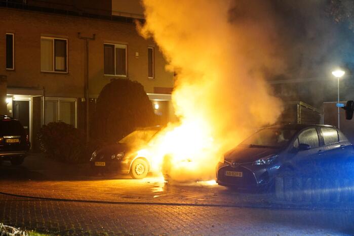 Brand in motorcompartiment van auto