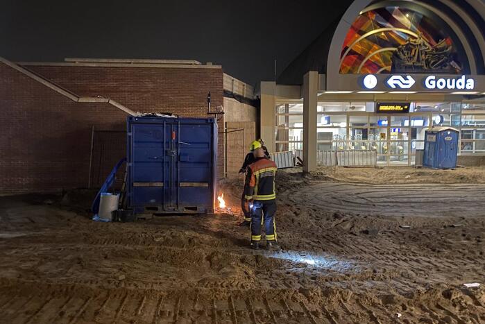 Brand naast bouwcontainer