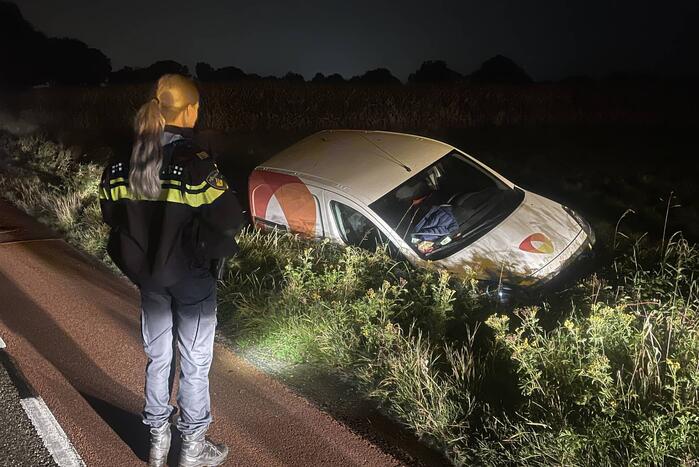 Bestelbus raakt van de weg belandt in sloot