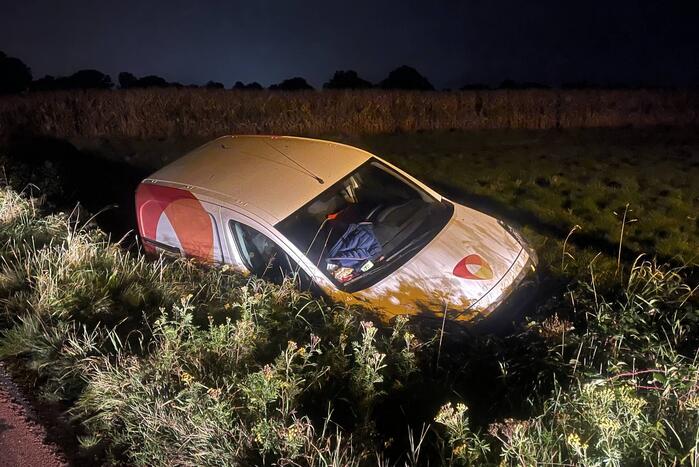 Bestelbus raakt van de weg belandt in sloot