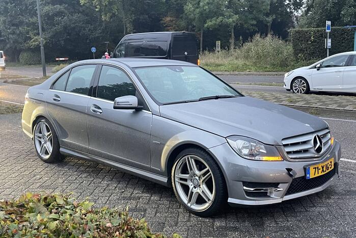 Jongedame op fiets geschept door auto