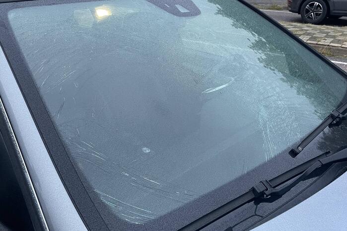 Jongedame op fiets geschept door auto