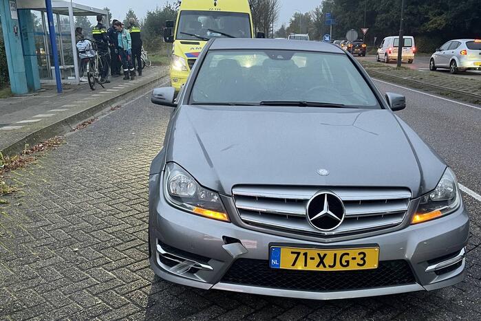Jongedame op fiets geschept door auto