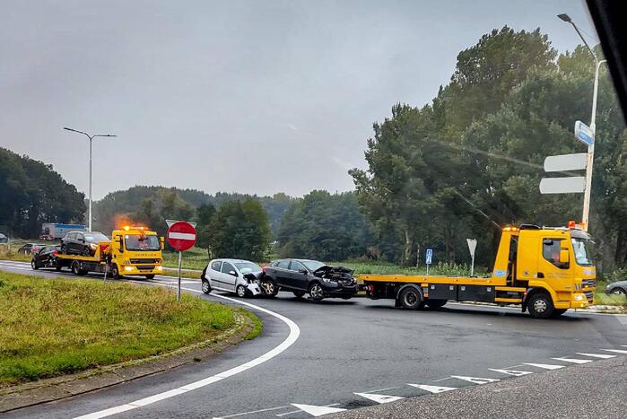 Vijf auto's botsen op elkaar op snelweg