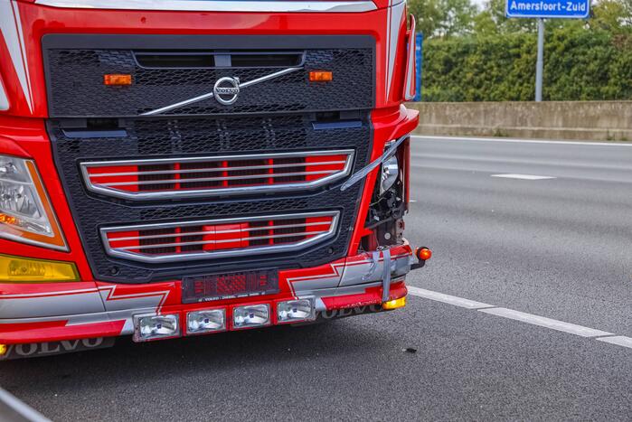 Vrachtwagenchauffeur botst met vrachtwagen achterop personenauto