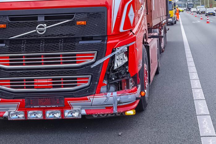 Vrachtwagenchauffeur botst met vrachtwagen achterop personenauto