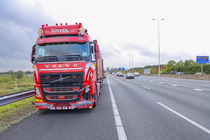 Vrachtwagenchauffeur botst met vrachtwagen achterop personenauto