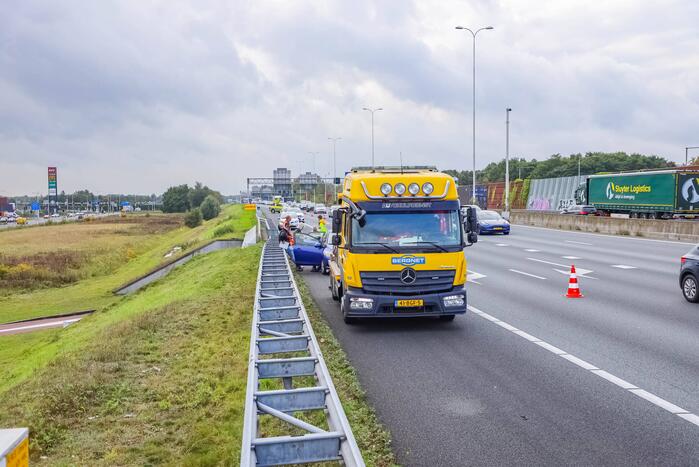 Vrachtwagenchauffeur botst met vrachtwagen achterop personenauto