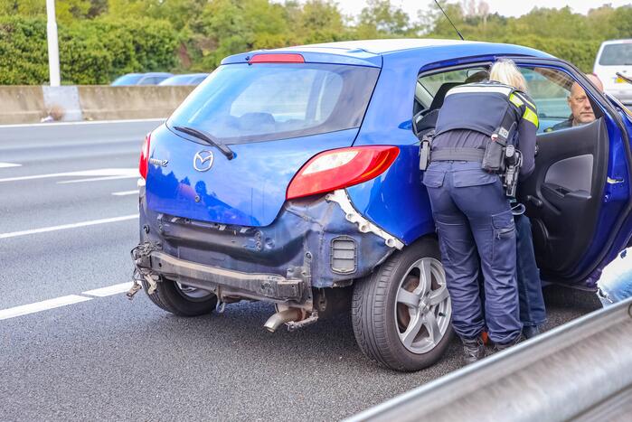 Vrachtwagenchauffeur botst met vrachtwagen achterop personenauto