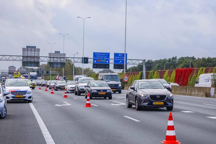 Vrachtwagenchauffeur botst met vrachtwagen achterop personenauto