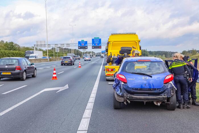 Vrachtwagenchauffeur botst met vrachtwagen achterop personenauto
