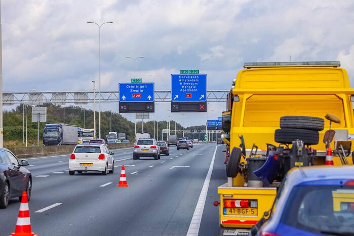 Vrachtwagenchauffeur botst met vrachtwagen achterop personenauto