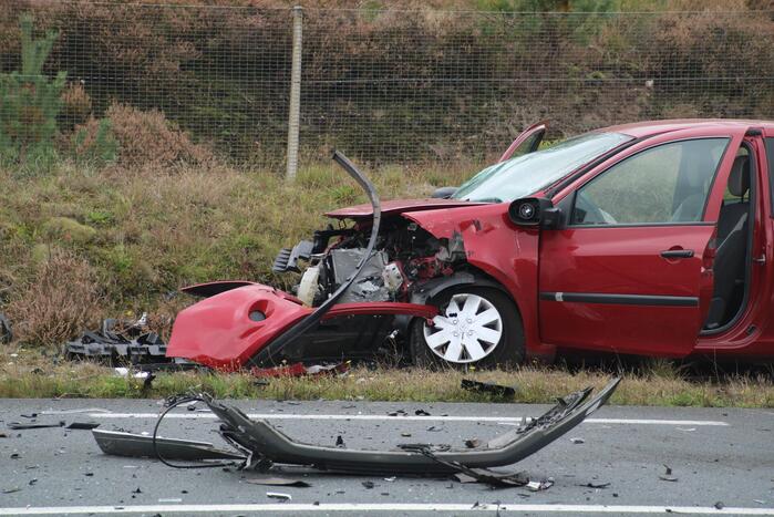 Provincialeweg afgesloten na flink verkeersongeval