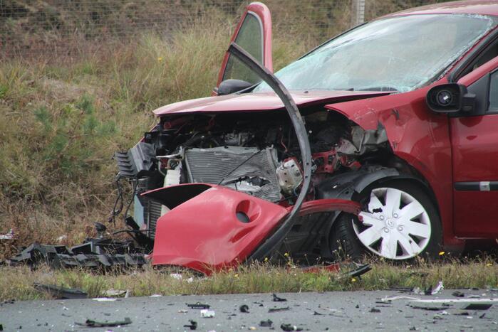 Provincialeweg afgesloten na flink verkeersongeval