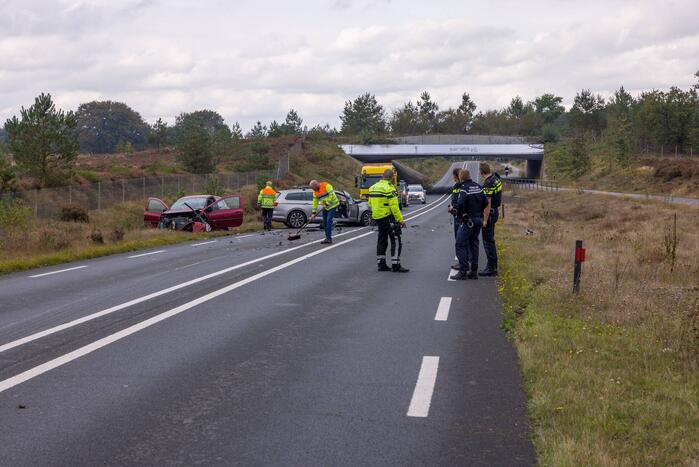 Provincialeweg afgesloten na flink verkeersongeval
