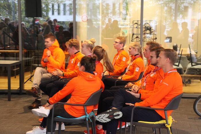 Paralympisch zwemteam gehuldigd