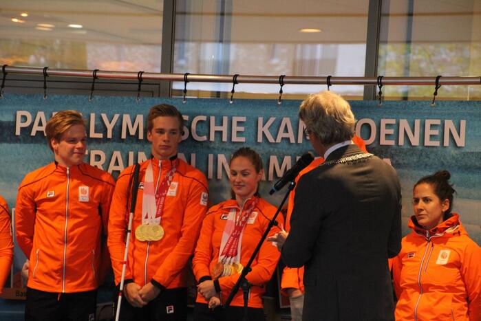 Paralympisch zwemteam gehuldigd
