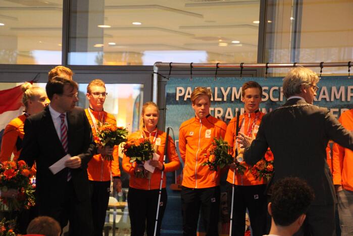 Paralympisch zwemteam gehuldigd