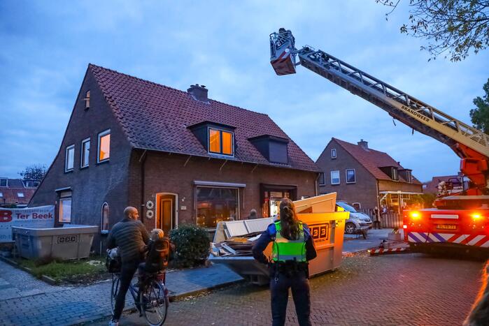 Brandweer blust schoorsteenbrand