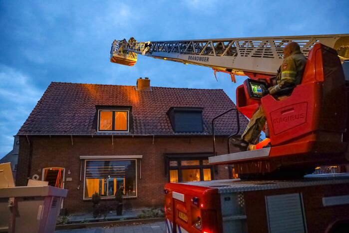 Brandweer blust schoorsteenbrand
