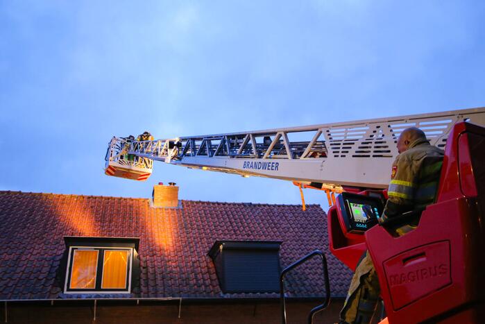 Brandweer blust schoorsteenbrand