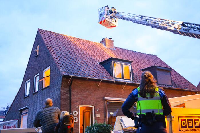Brandweer blust schoorsteenbrand