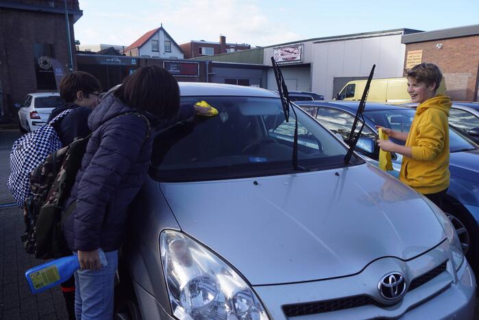 Leerlingen halen geld op voor Stichting Dierenzorg Eemland