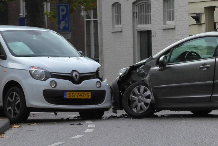 Flinke schade bij botsing op kruising