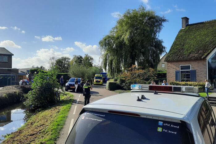 Scooter en auto botsen met elkaar